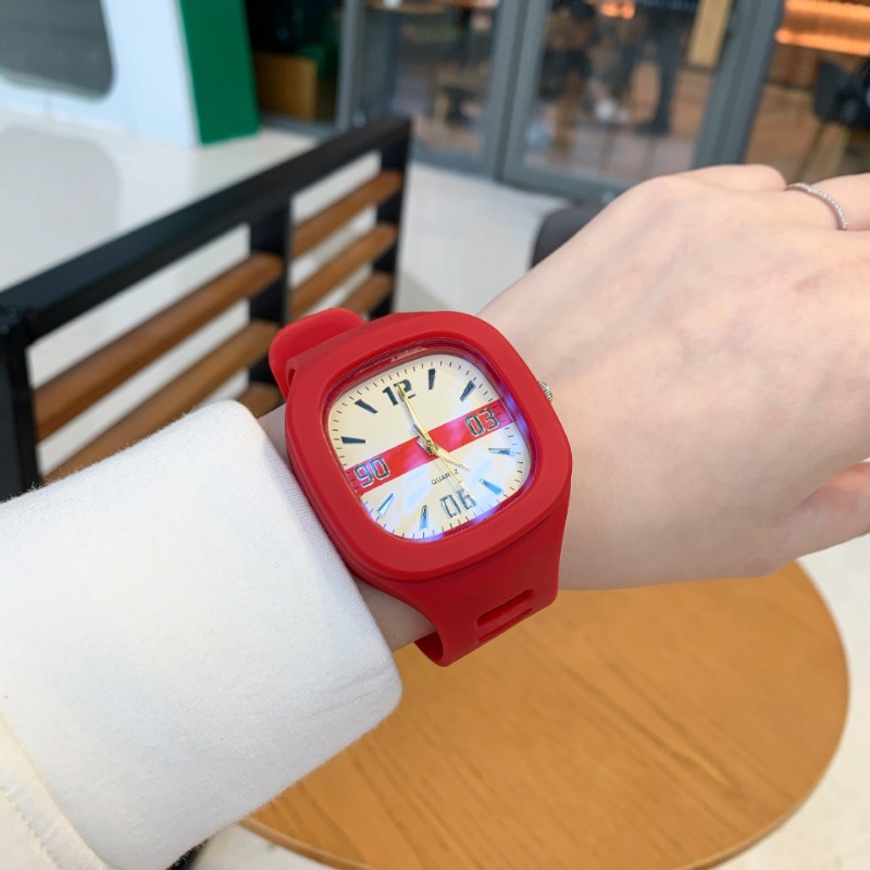 ساعة إلكترونية مربعة من السيلي - مراجعة Outdoor Sport Watch وسعره